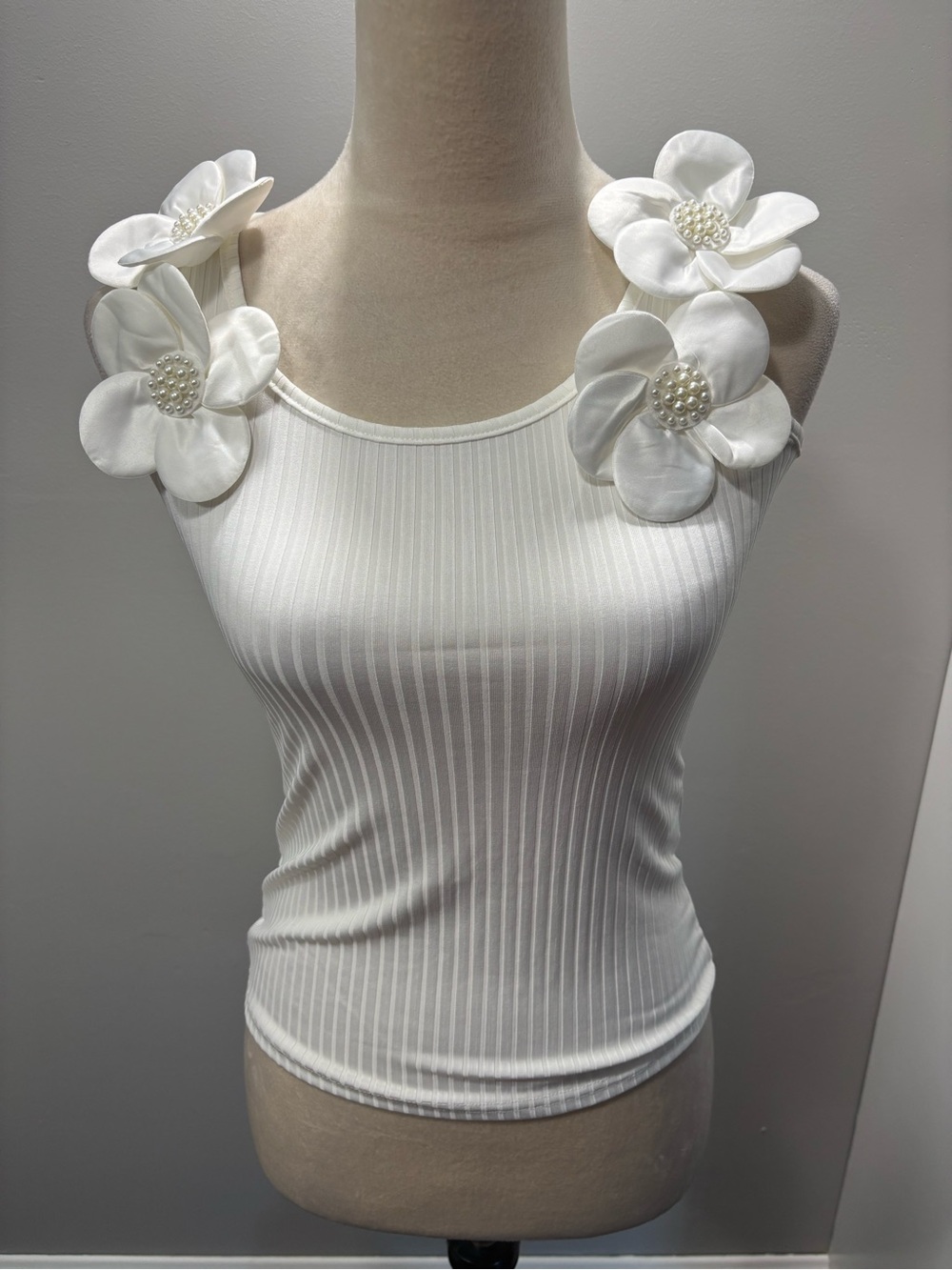 Women’s White Floral-Accent Ribbed Tank Top